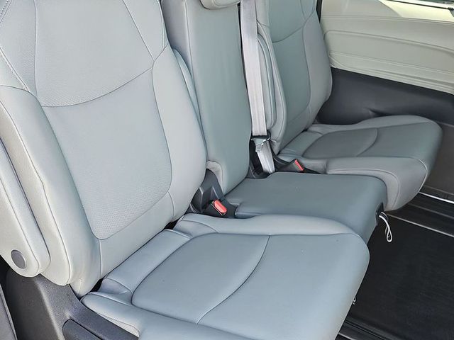 2022 Toyota Sienna Hybrid XLE FWD 8-Pass
