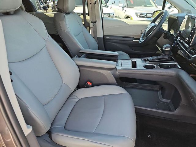 2022 Toyota Sienna Hybrid XLE FWD 8-Pass