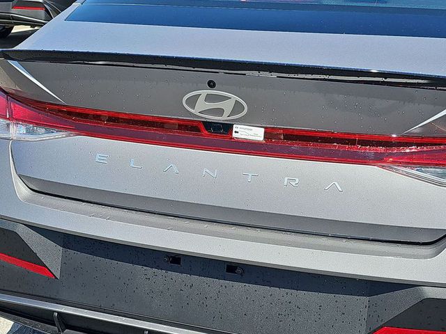 2025 Hyundai Elantra SE AWD