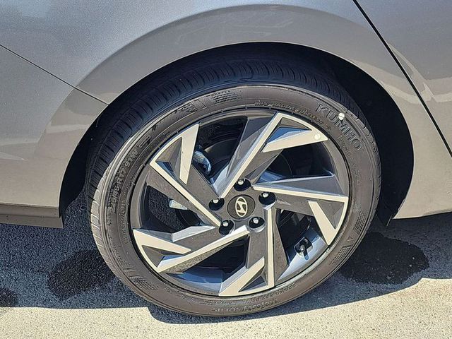 2025 Hyundai Elantra SE AWD