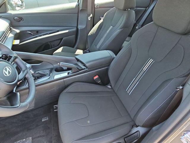 2025 Hyundai Elantra SE AWD