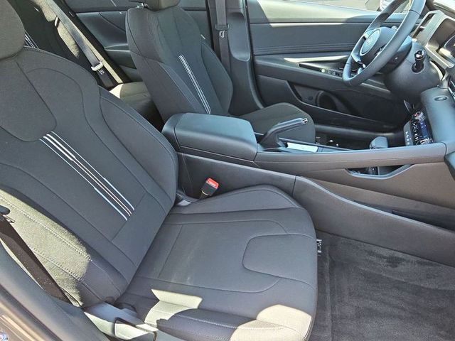 2025 Hyundai Elantra SE AWD