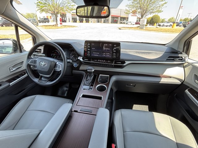 2021 Toyota Sienna Hybrid XLE FWD 8-Pass