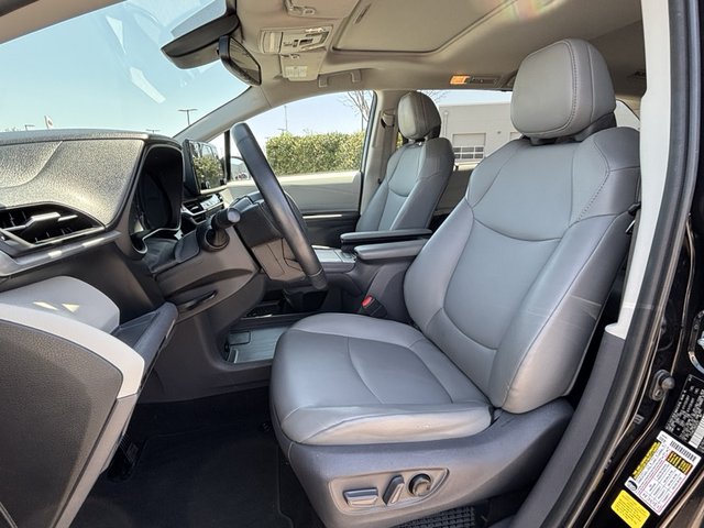 2021 Toyota Sienna Hybrid XLE FWD 8-Pass