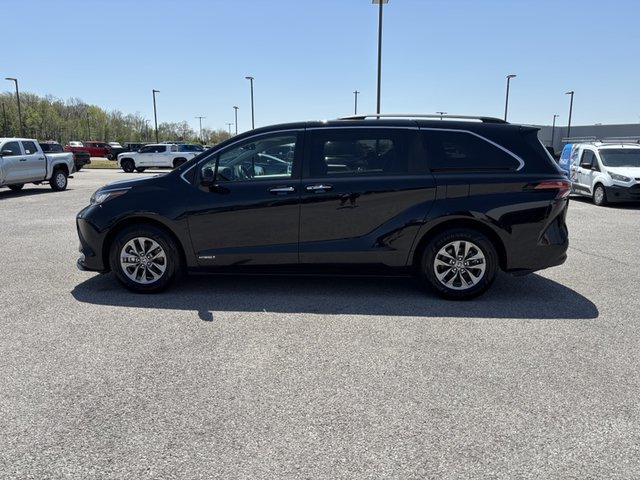 2021 Toyota Sienna Hybrid XLE FWD 8-Pass