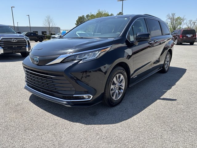 2021 Toyota Sienna Hybrid XLE FWD 8-Pass