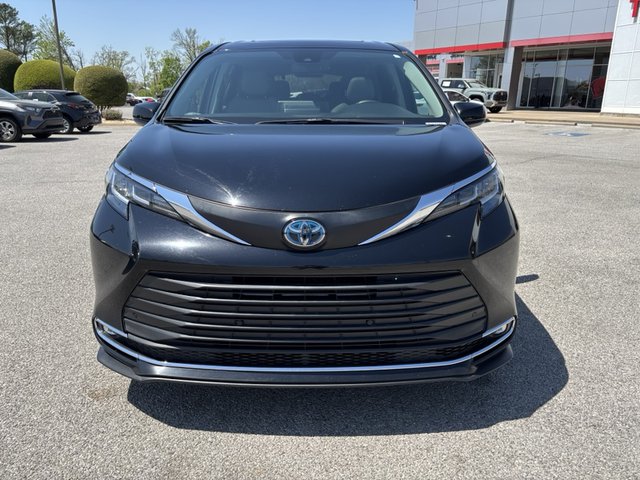 2021 Toyota Sienna Hybrid XLE FWD 8-Pass