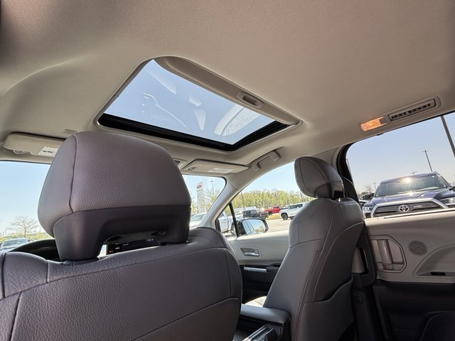 2021 Toyota Sienna Hybrid XLE FWD 8-Pass