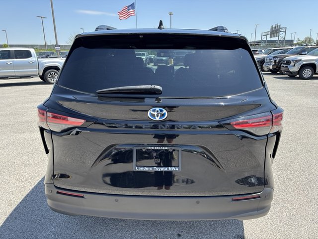 2021 Toyota Sienna Hybrid XLE FWD 8-Pass