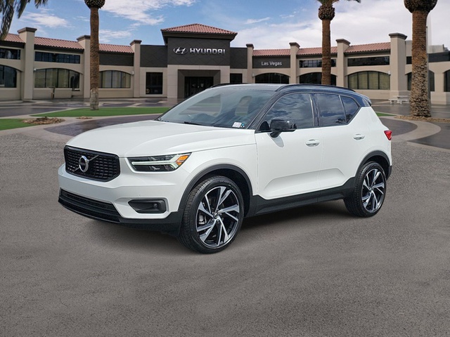 2022 Volvo XC40 R-Design