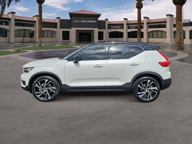 2022 Volvo XC40 R-Design