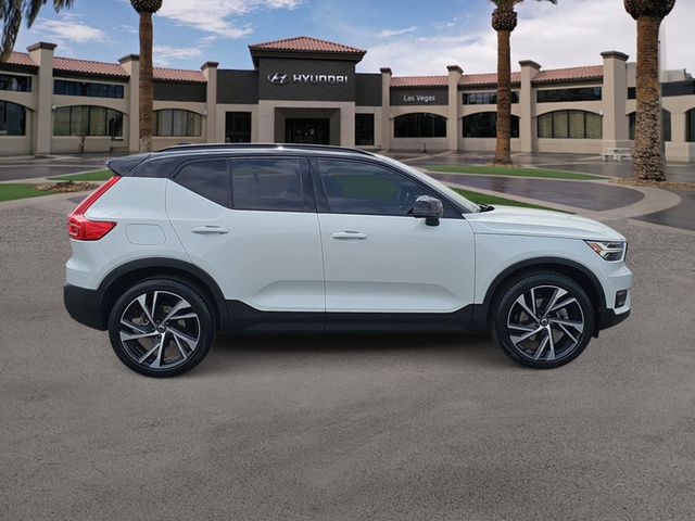 2022 Volvo XC40 R-Design