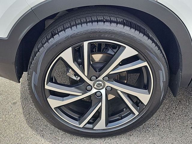 2022 Volvo XC40 R-Design
