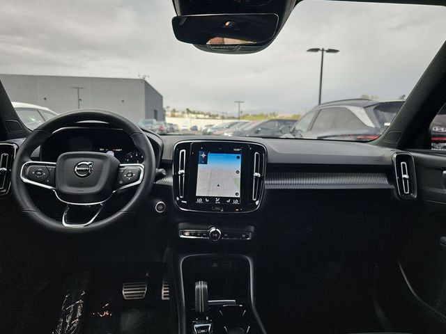 2022 Volvo XC40 R-Design
