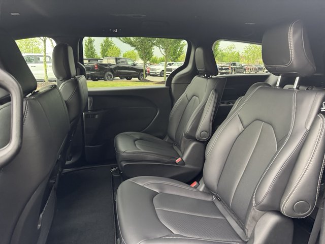 2025 Chrysler Pacifica Hybrid Select FWD