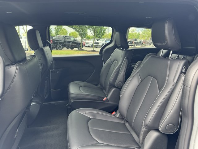 2025 Chrysler Pacifica Hybrid Select FWD