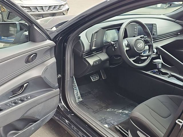 2025 Hyundai Elantra SE AWD