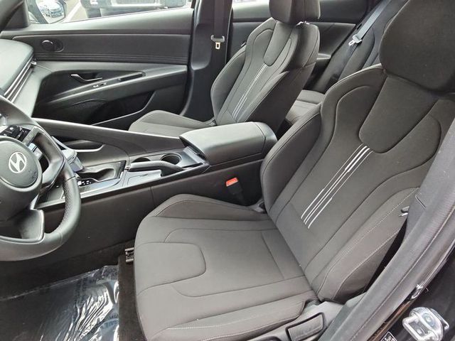 2025 Hyundai Elantra SE AWD