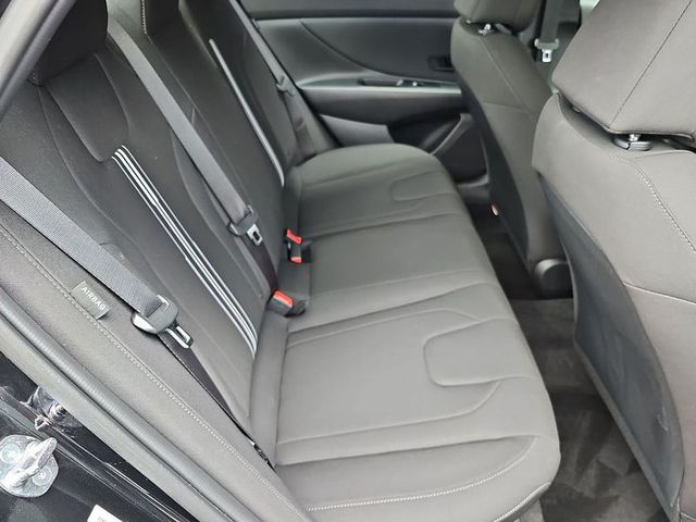 2025 Hyundai Elantra SE AWD