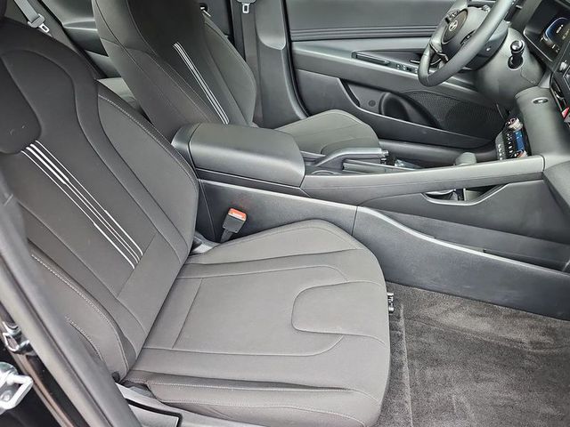 2025 Hyundai Elantra SE AWD
