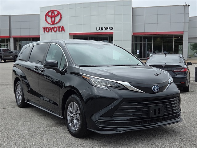 2023 Toyota Sienna LE FWD 8-Pass