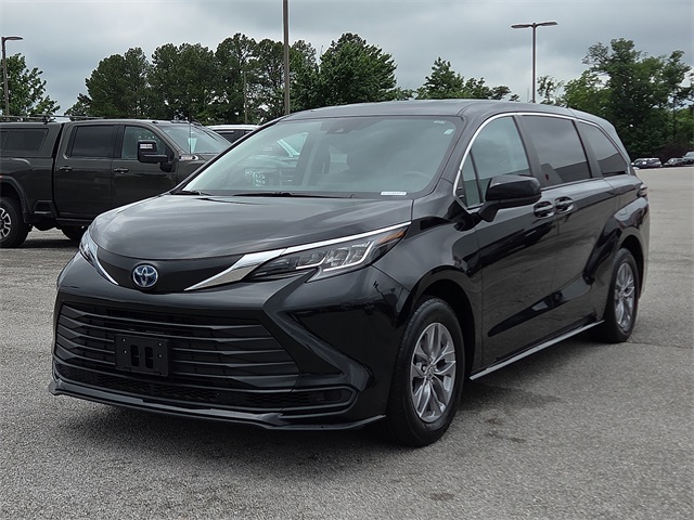 2023 Toyota Sienna LE FWD 8-Pass
