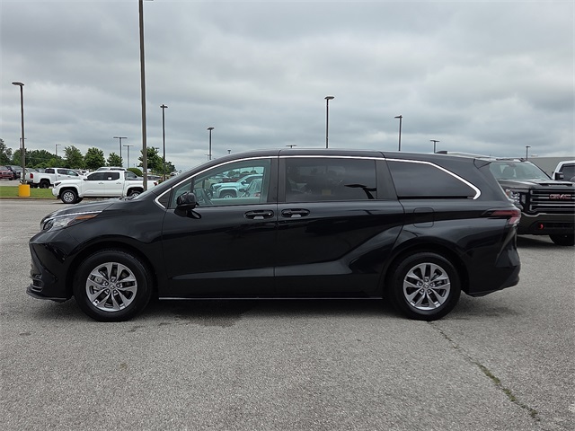 2023 Toyota Sienna LE FWD 8-Pass