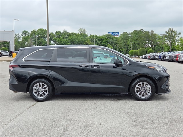 2023 Toyota Sienna LE FWD 8-Pass