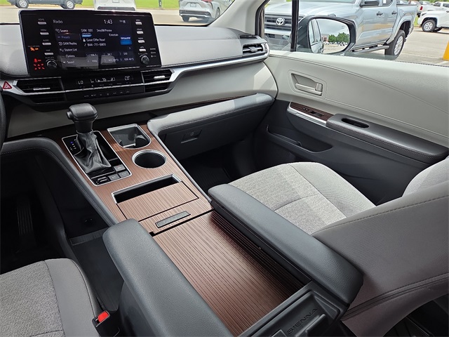 2023 Toyota Sienna LE FWD 8-Pass