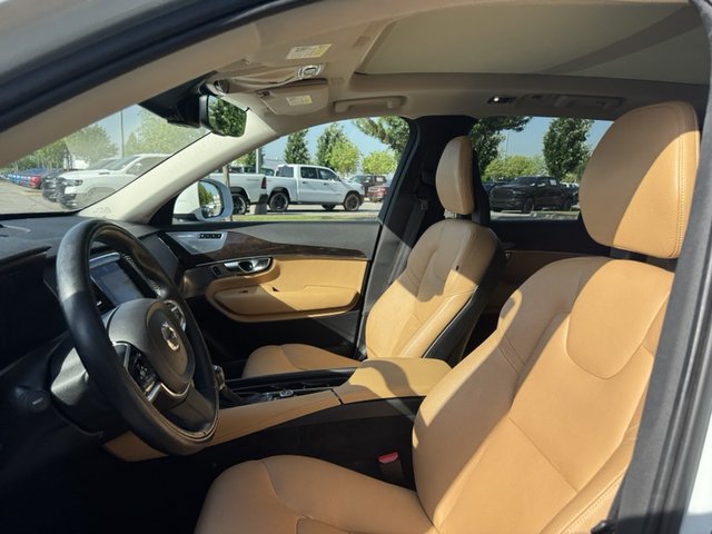 2016 Volvo XC90 T6 Momentum AWD