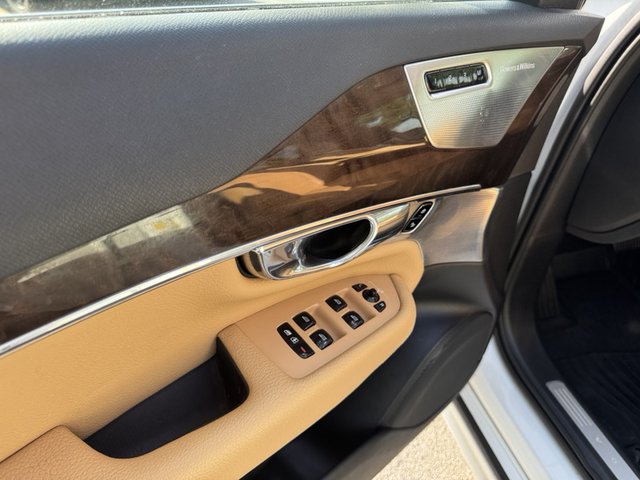 2016 Volvo XC90 T6 Momentum AWD