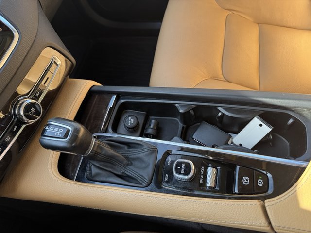 2016 Volvo XC90 T6 Momentum AWD