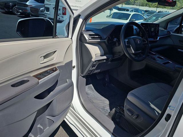 2021 Toyota Sienna Hybrid LE FWD 8-Pass