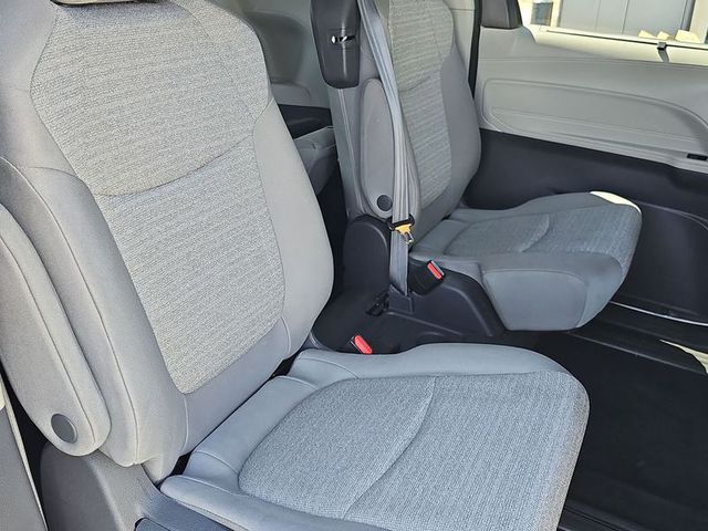 2021 Toyota Sienna Hybrid LE FWD 8-Pass