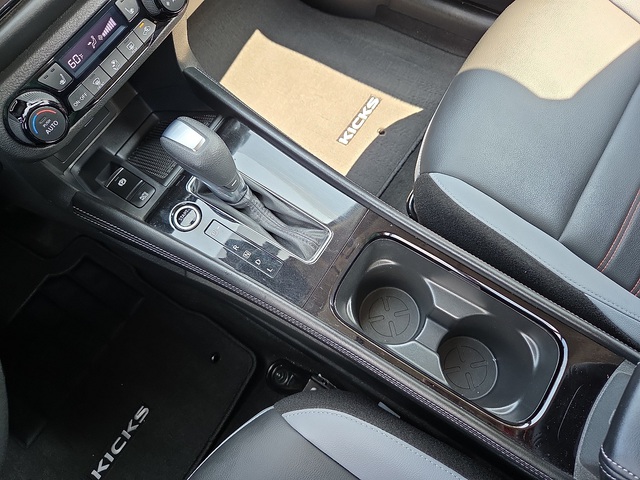 2022 Nissan Kicks SR FWD