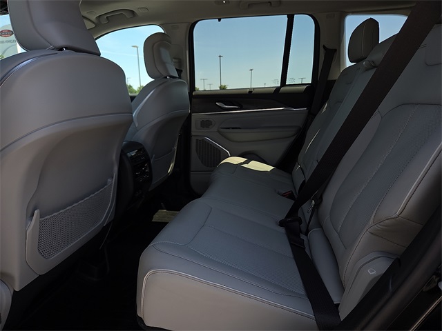 2023 Jeep Grand Cherokee Overland 4WD
