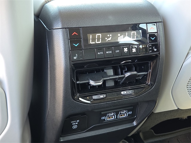 2023 Jeep Grand Cherokee Overland 4WD