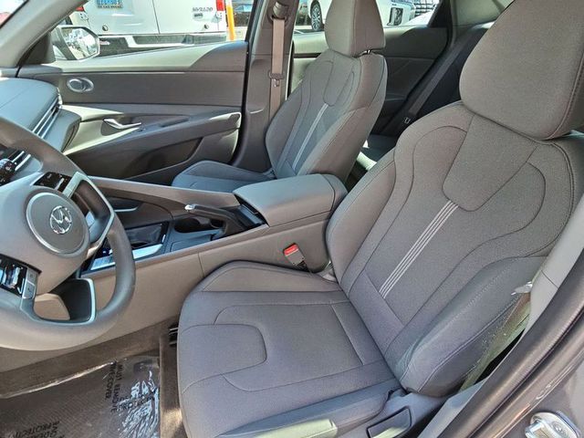 2023 Hyundai Elantra SE