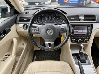 2012 Volkswagen Passat SE w/Sunroof PZEV