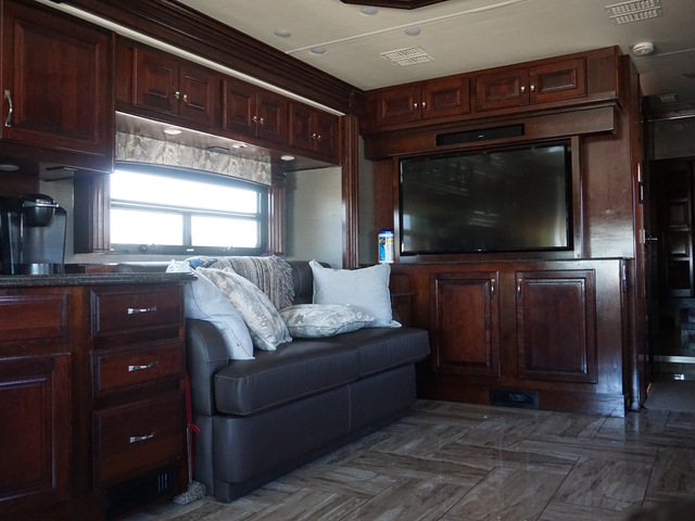 The 2018 FLEETWOOD RV Discovery LXE