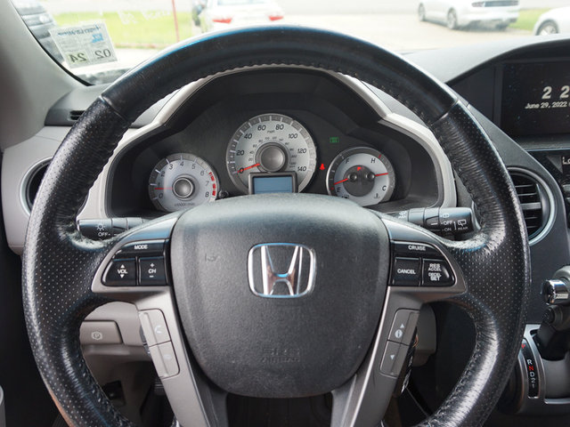 2015 Honda Pilot Touring w/RES Navi 4WD photo