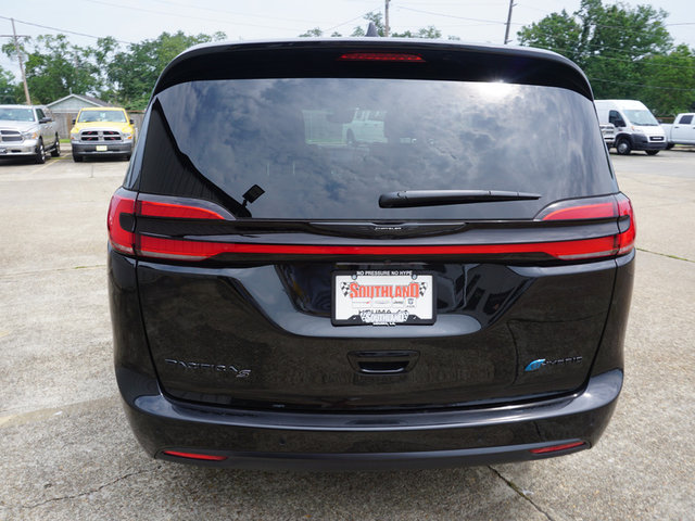 2023 Chrysler Pacifica Touring L FWD Hybrid photo