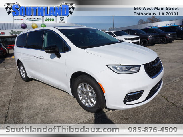 2024 Chrysler Pacifica Touring L FWD photo