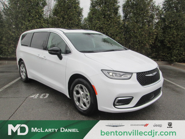 The 2024 Chrysler Pacifica Limited FWD photos