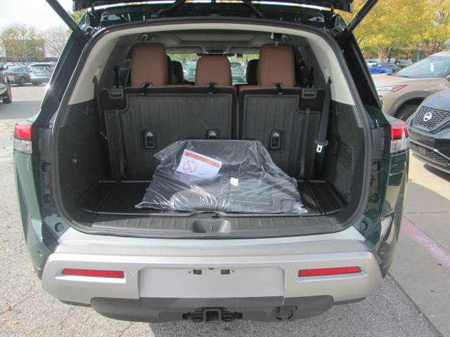 2025 Nissan Pathfinder Platinum 4WD photo