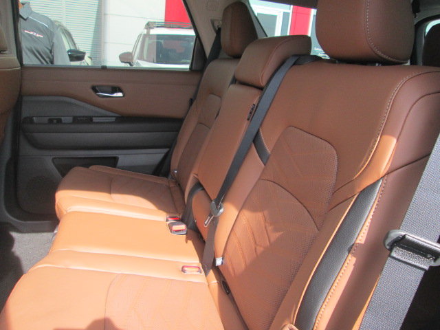 2025 Nissan Pathfinder Platinum 4WD photo