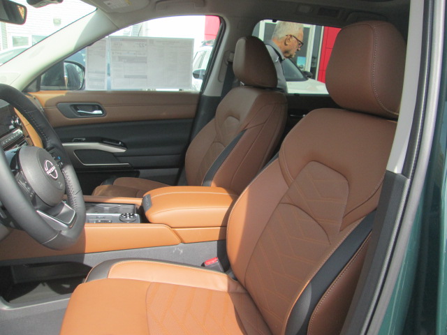 2025 Nissan Pathfinder Platinum 4WD photo