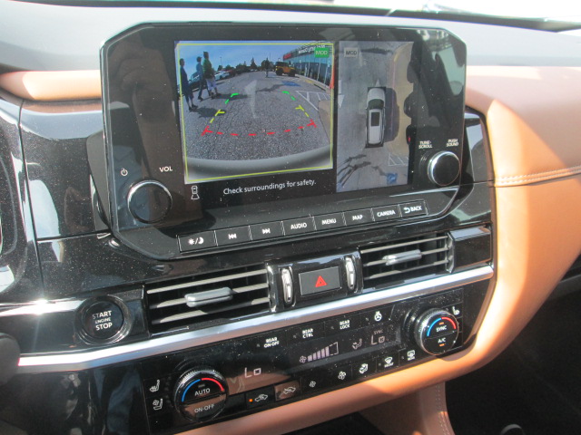 2025 Nissan Pathfinder Platinum 4WD photo
