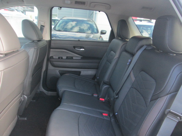 2025 Nissan Pathfinder Platinum 4WD photo
