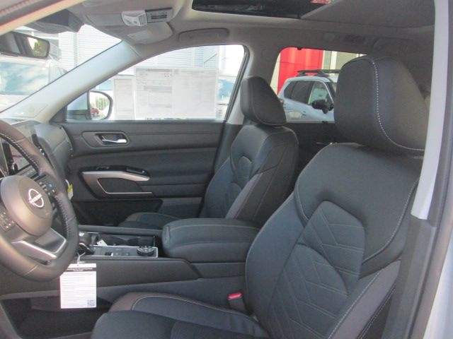 2025 Nissan Pathfinder Platinum 4WD photo
